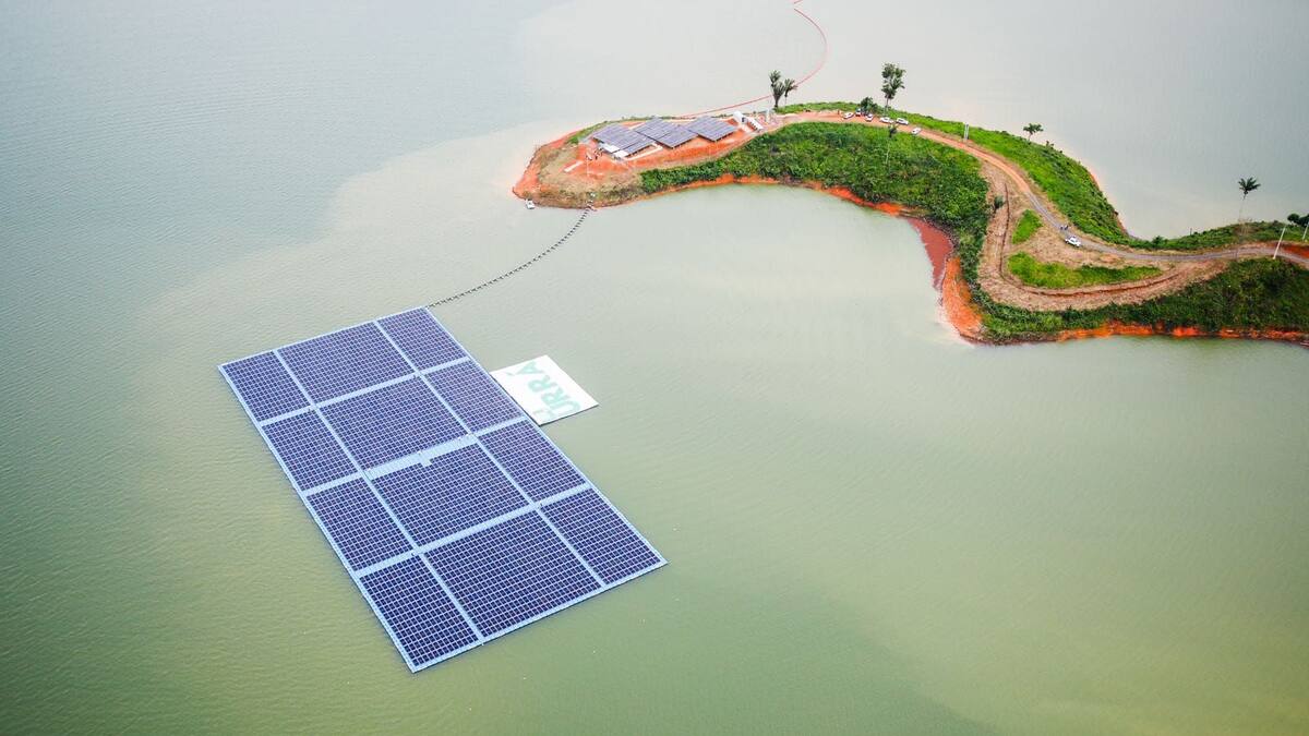 Inauguran proyecto piloto de planta solar flotante en Córdoba