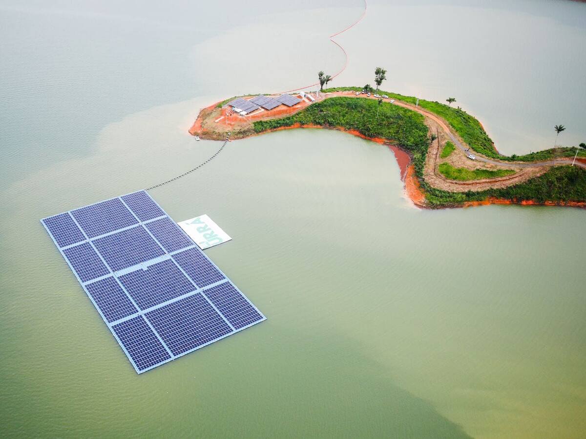 Inauguran proyecto piloto de planta solar flotante en Córdoba