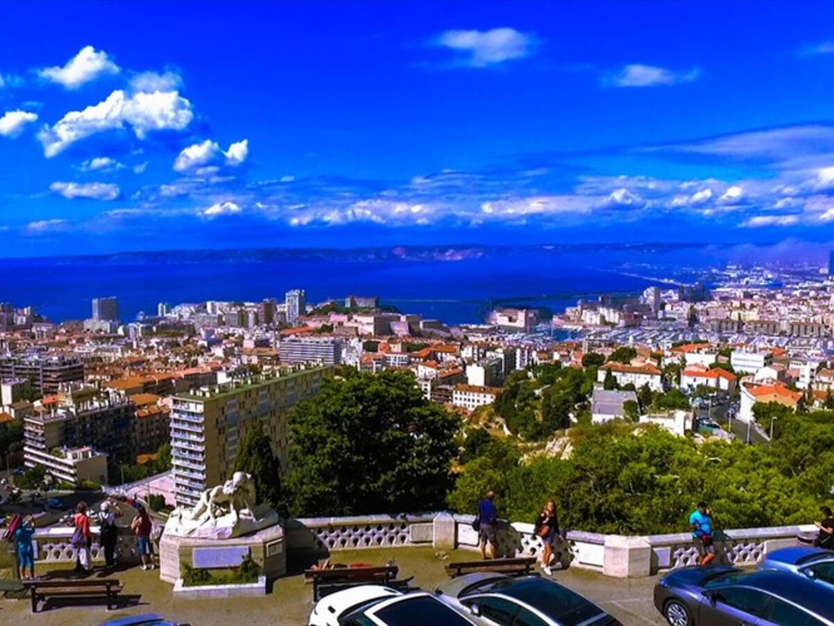 La bella basílica de Notre-Dame de la Garde en Marsella