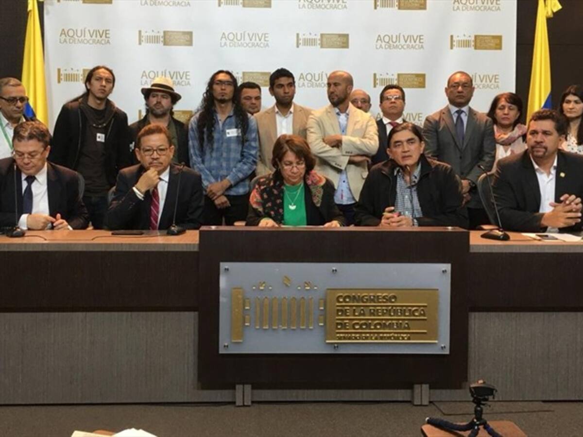 Oposición propone reasignar un billón de pesos de Defensa para universidades públicas