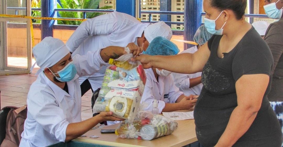 Entrega de paquete alimentario durante la pandemia de COVID-19