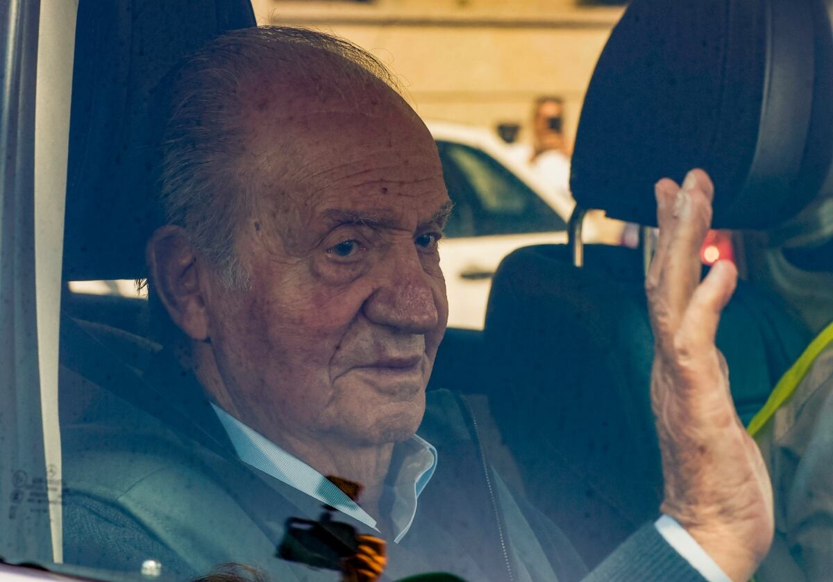 El rey emérito Juan Carlos I saludando a su llegada | Foto: EFE