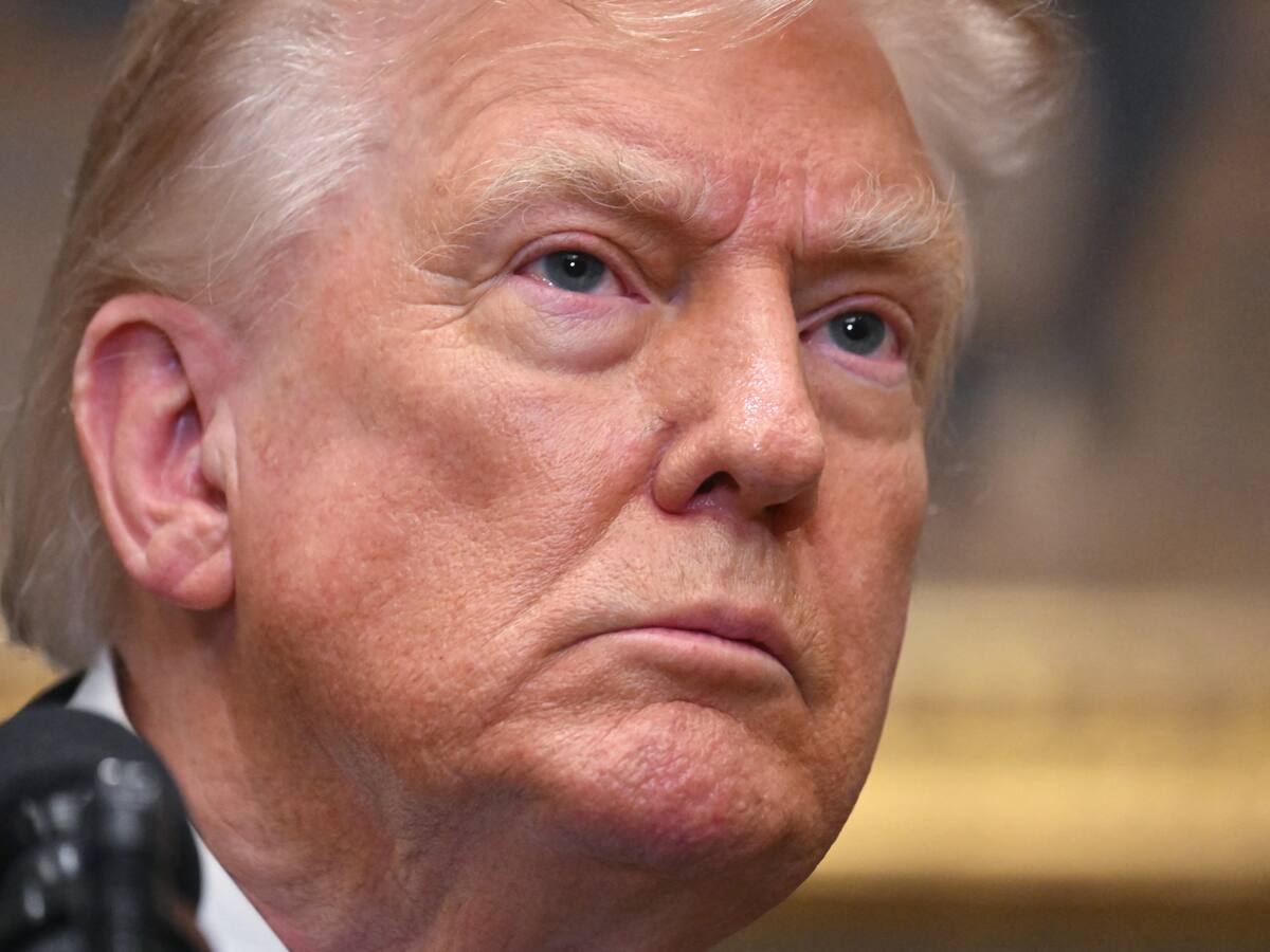 Donald Trump suspende la excepción de aranceles a envíos comerciales de bajo costo a nivel global