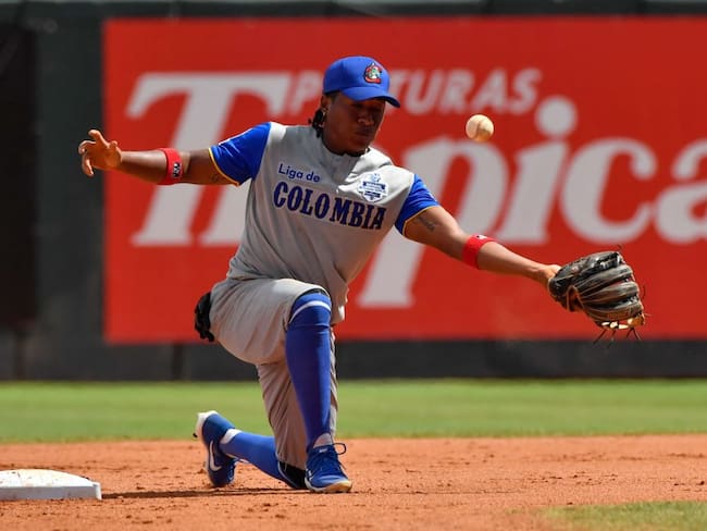 Colombia&#039;s player Carlos Arroyo fails to catch a ball during the Caribbean Series baseball match against Puerto Rico at the Quisqueya Juan Marichal stadium in Santo Domingo, on February 1, 2022. (Photo by Federico PARRA / AFP) (Photo by FEDERICO PARRA/AFP via Getty Images)