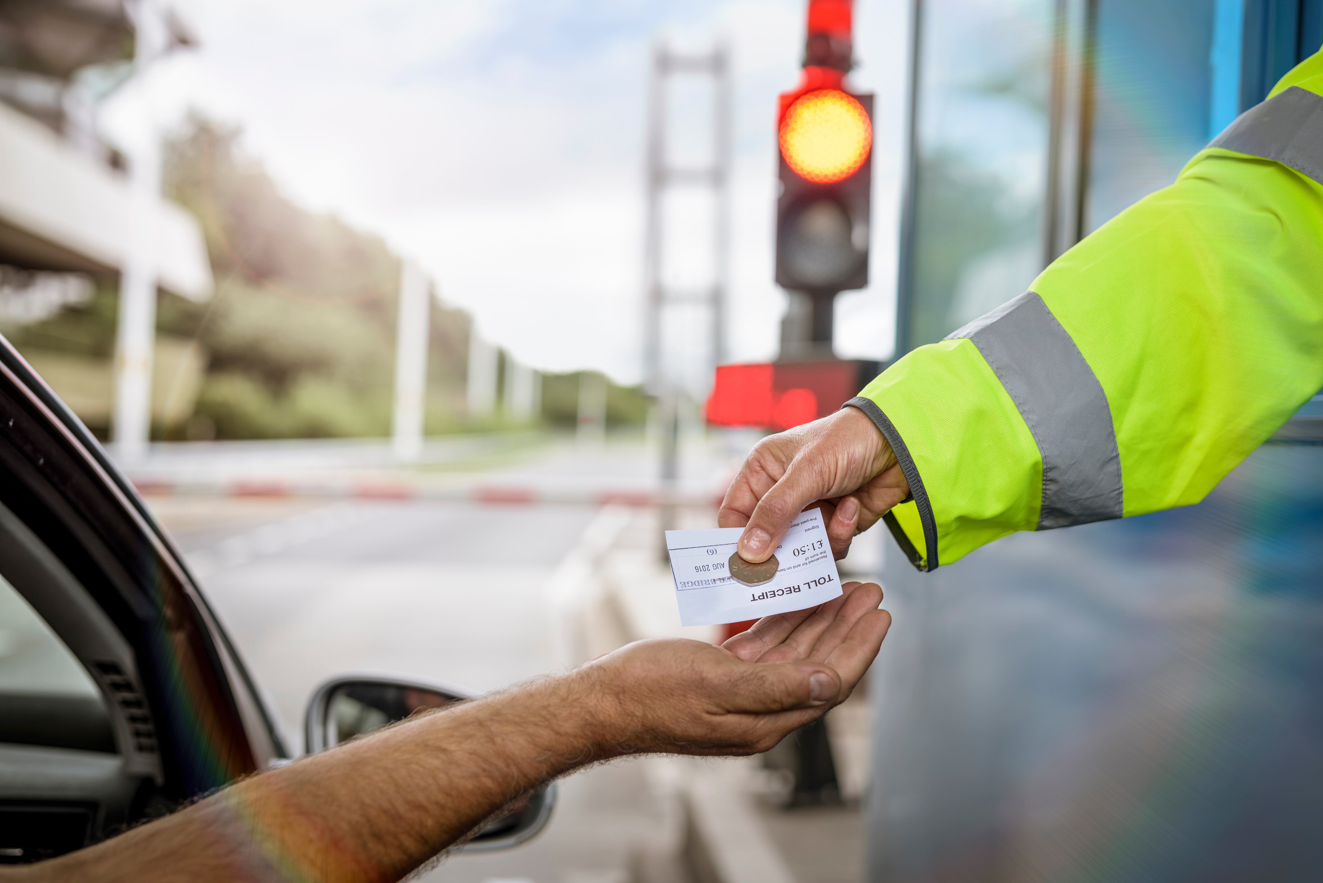 Cobro de peaje en una carretera - Foto vía Getty Images