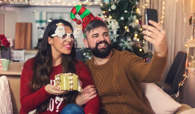 Foto de referencia de una pareja celebrando Navidad. Foto: Getty Images