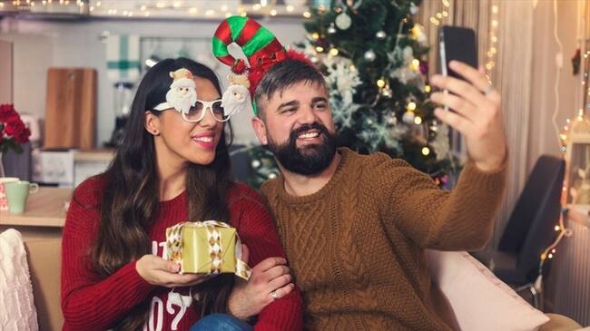 Foto de referencia de una pareja celebrando Navidad. Foto: Getty Images