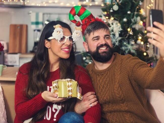 Foto de referencia de una pareja celebrando Navidad. Foto: Getty Images