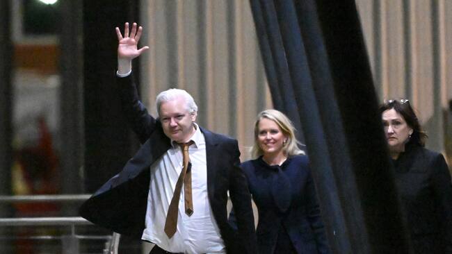 Canberra (Australia), 26/06/2024.- WikiLeaks founder Julian Assange (C) arrives at Canberra Airport, in Canberra, Australia, 26 June 2024. The judge of the United States District Court for the Northern Mariana Islands on the island of Saipan, on 26 June sentenced Assange for time served in exchange of pleading guilty to the criminal count of conspiring to obtain and disclose classified documents relating to the national defense of the United States. (Marianas del Norte, Estados Unidos) EFE/EPA/MICK TSIKAS AUSTRALIA AND NEW ZEALAND OUT