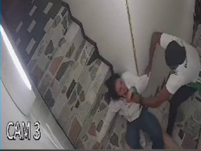 Imágenes del video en donde se registra la golpiza a una mujer en Chiquinquirá. Foto: Suministrada.