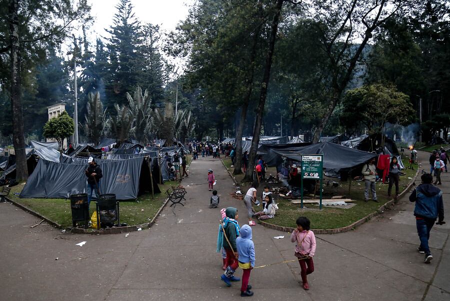 A palo fueron sacados funcionarios de la Alcaldía de Bogotá del Parque Nacional. Foto: Colprensa