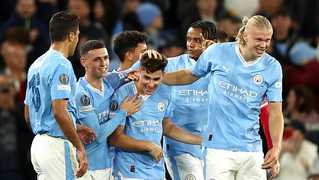 Manchester (United Kingdom), 19/09/2023.- Julian Alvarez (C) of Manchester City celebrates with teammates after scoring his second goal during the UEFA Champions League Group G match between Manchester City and Red Star Belgrade in Manchester, Britain, 19 September 2023. (Liga de Campeones, Reino Unido, Belgrado) EFE/EPA/ADAM VAUGHAN