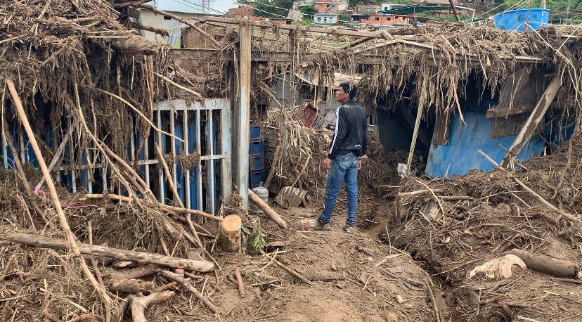 Un mercado popular quedó destruido por la fuerza del agua en Tejerías, estado Aragua. Foto: Gabriela González.