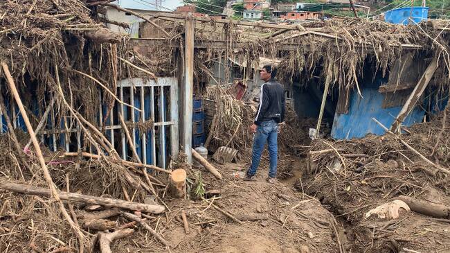 Un mercado popular quedó destruido por la fuerza del agua en Tejerías, estado Aragua. Foto: Gabriela González.