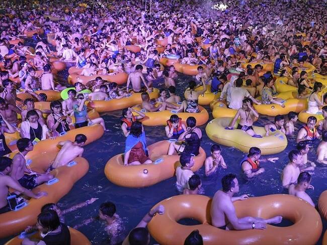 El parque acuático volvió a abrir sus puertas en junio y tiene su capacidad limitada al 50%. Foto: STR / AFP