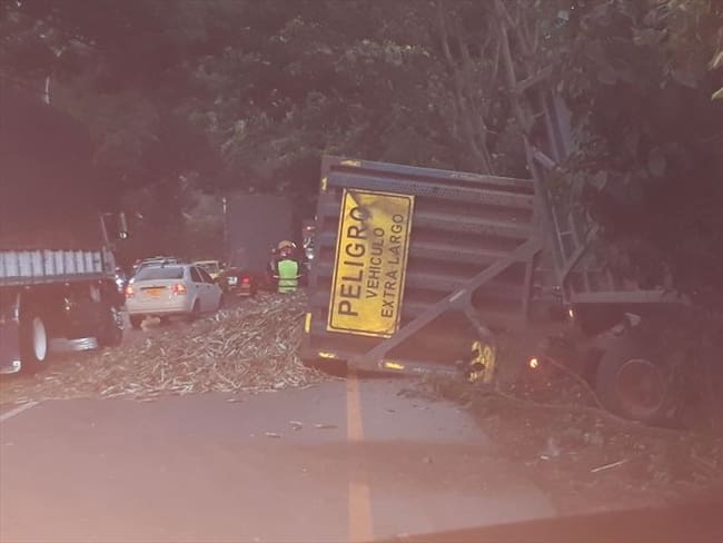 Accidente provoca cierre temporal de vía Candelaria - Puerto Tejada. Foto: Erika Rebolledo (W Radio)
