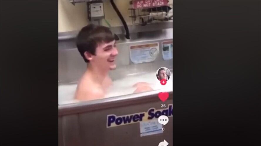 Controversia por empleado que se bañó en lavaplatos de la cocina del restaurante. Foto: Captura de video