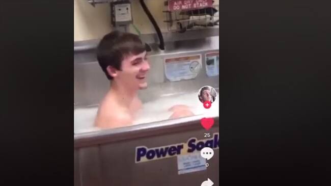 Controversia por empleado que se bañó en lavaplatos de la cocina del restaurante. Foto: Captura de video