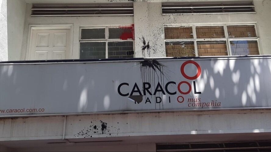 Sede de Caracol Radio en Neiva fue atacada, los daños solo fueron materiales. Foto: Cortesía Fabián Romero