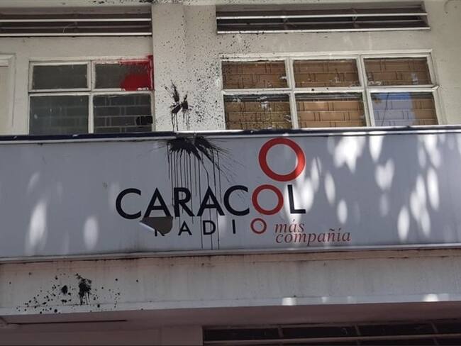 Sede de Caracol Radio en Neiva fue atacada, los daños solo fueron materiales. Foto: Cortesía Fabián Romero