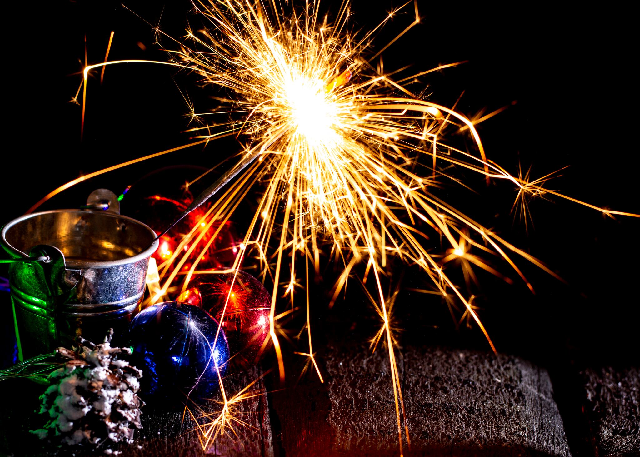 Bengala quemándose detrás de bolas de cristal por celebración de Año Nuevo (Getty Images)