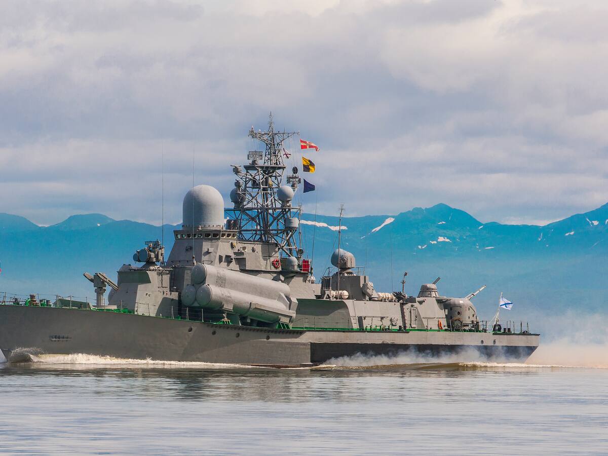 Buque de guerra ruso traslada blindados a puerto de Ucrania cercano a Mariúpol