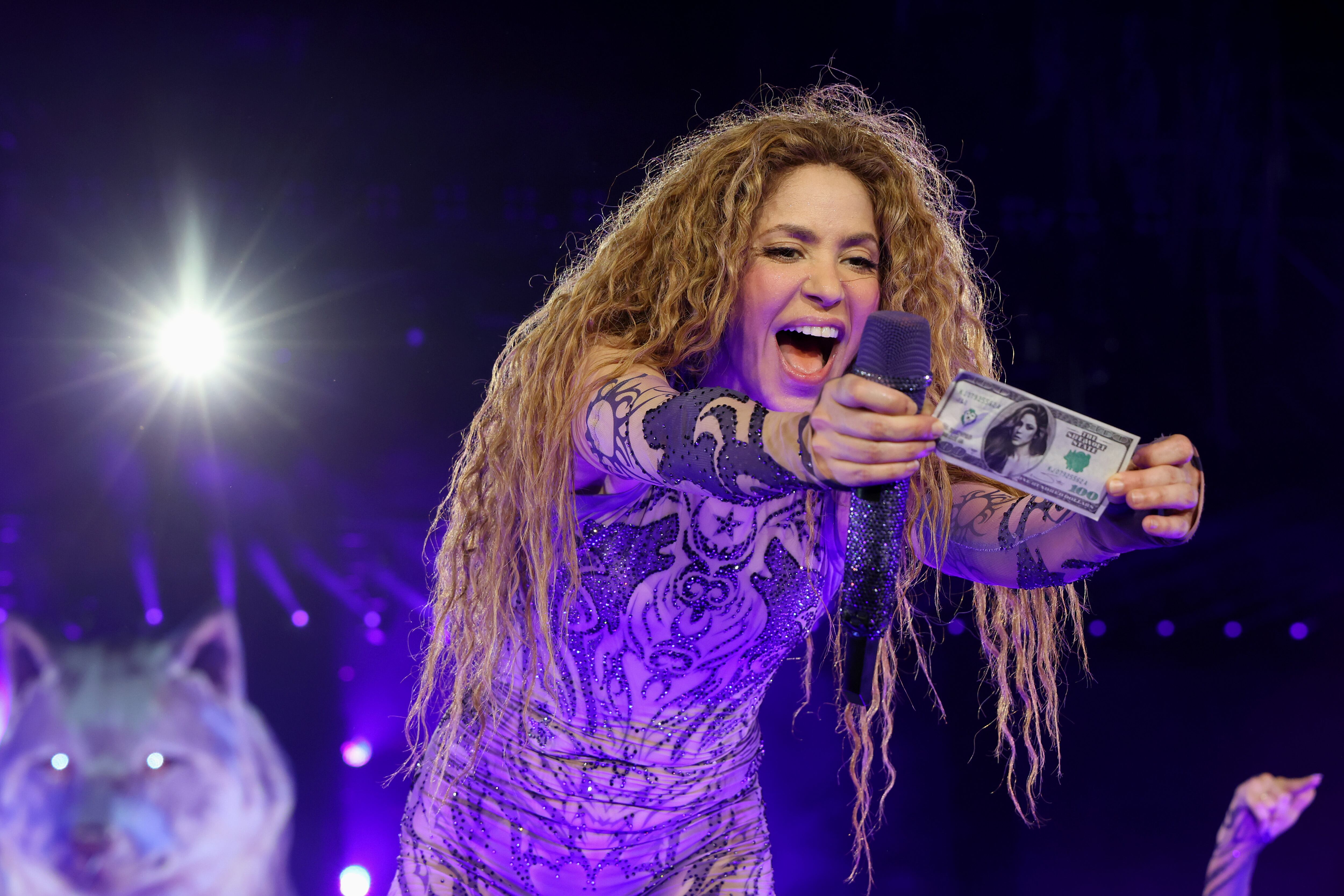 BARRANQUILLA, COLOMBIA - 20 DE FEBRERO: Shakira actúa en el escenario durante 'Las Mujeres Ya No Lloran World Tour' en el Estadio Metropolitano Roberto Meléndez. Getty Images for Live Nation