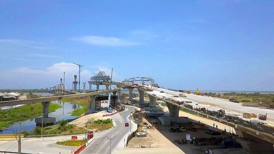 El ingeniero civil Rodrigo Grass ha denunciado una serie de fisuras y grietas en las bases de la estructura del nuevo puente Pumarejo que se construye en Barranquilla. Foto: Colprensa