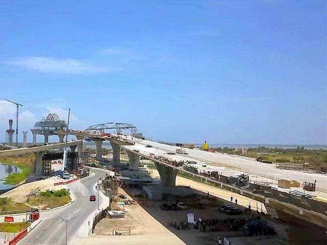 El ingeniero civil Rodrigo Grass ha denunciado una serie de fisuras y grietas en las bases de la estructura del nuevo puente Pumarejo que se construye en Barranquilla. Foto: Colprensa