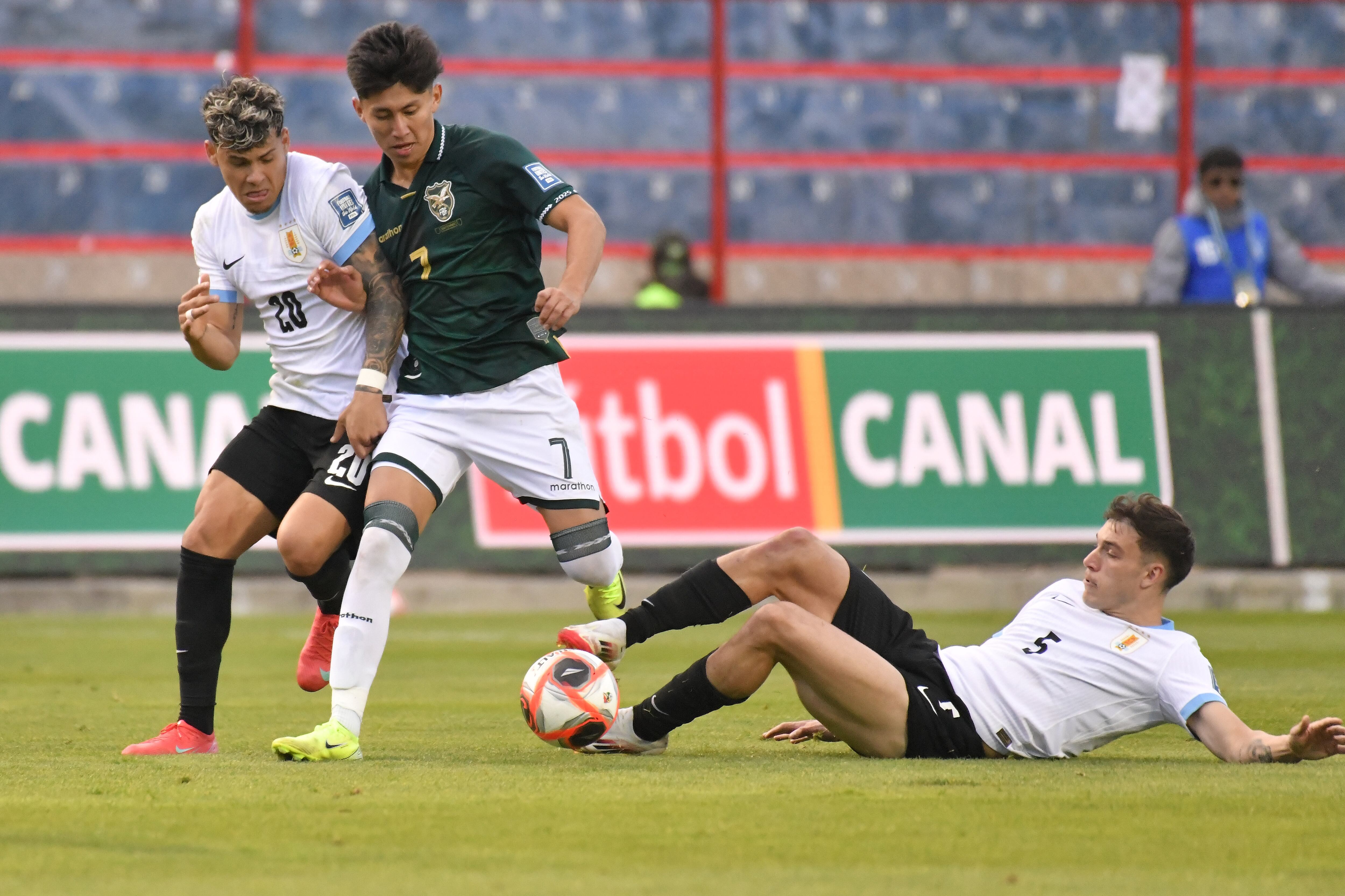 AMDEP3986. EL ALTO (BOLIVIA), 25/03/2025.- Miguel Terceros (c) de Bolivia disputa un balón con Maximiliano Araújo (i) y Manuel Ugarte de Uruguay este martes, en un partido de las eliminatorias sudamericanas para el Mundial de 2026 entre las selecciones de Bolivia y Uruguay en el estadio Municipal de El Alto, en la ciudad de El Alto (Bolivia). EFE/ Jorge Abrego