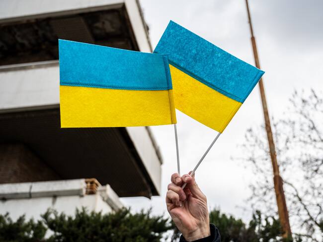 Banderas de Ucrania durante una protesta en Madrid, España, en rechazo a la invasión militar rusa. 
(Foto: Marcos del Mazo/LightRocket via Getty Images)