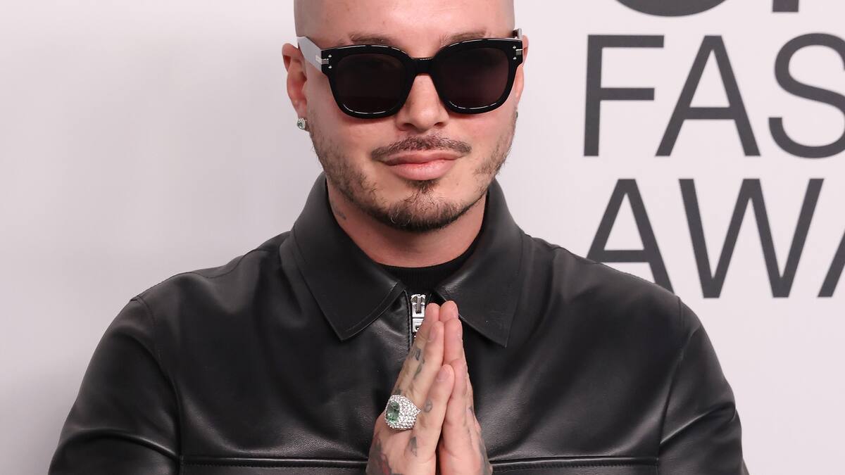 Madre de J Balvin está hospitalizada y el cantante pide a sus fans orar por ella