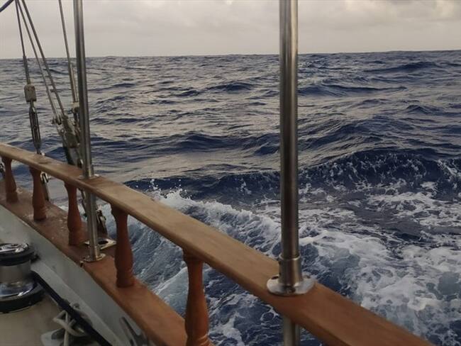 Un mar saludable tiene todos los colores, y el violeta es muy especial, para nosotros en la travesía El Caribe Respira verlo en ese tono es una esperanza de recuperación", dice el capitán Adolfo Hoyos. Foto: Augusto Puello/El Caribe Respira
