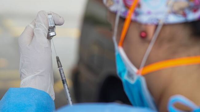 La Secretaría de Salud de Bogotá informó que, a partir del 25 de junio, se reanudó la aplicación de segundas dosis de la vacuna de Pfizer contra el COVID-19. Foto: Getty Images / DANIEL GARZÓN HERAZO