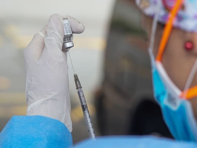La Secretaría de Salud de Bogotá informó que, a partir del 25 de junio, se reanudó la aplicación de segundas dosis de la vacuna de Pfizer contra el COVID-19. Foto: Getty Images / DANIEL GARZÓN HERAZO