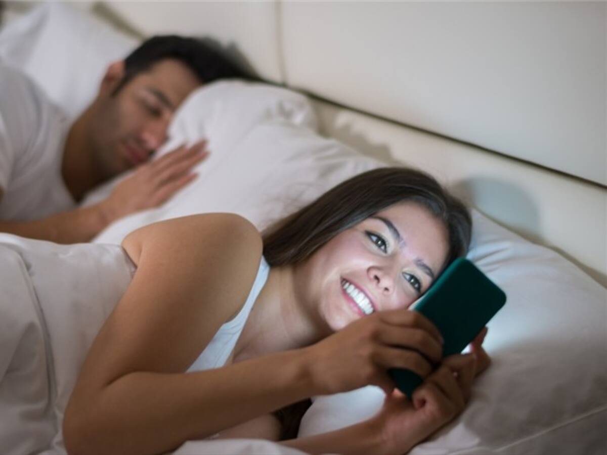 Crean aplicación móvil que permite que las mujeres comprometidas consigan amantes