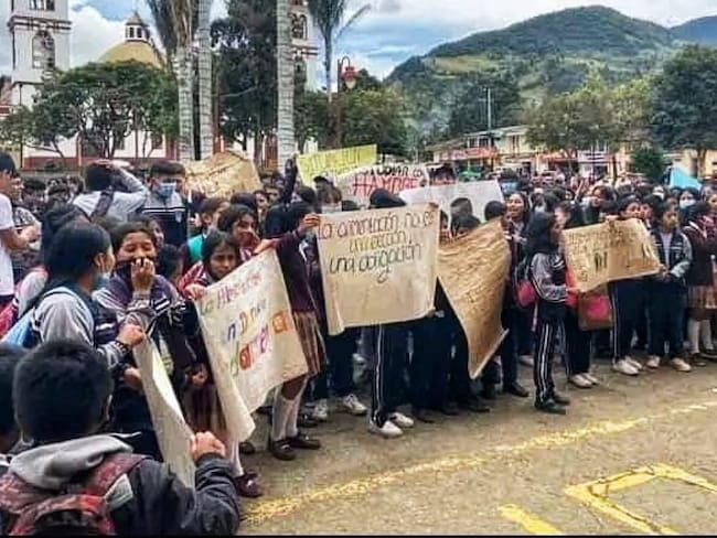 Los estudiantes continuarán las protestas en Silvia, Cauca, hasta conseguir de nuevo el PAE. Crédito: Cortesía. 