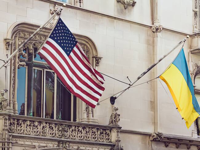 Imagen de referencia de las banderas de Estados Unidos y Ucrania. Foto: kolderal / Getty Images