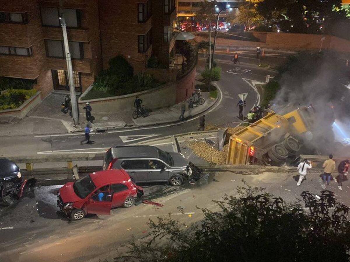 Grave accidente en Bogotá: volqueta embistió varios vehículos y cayó sobre otros dos