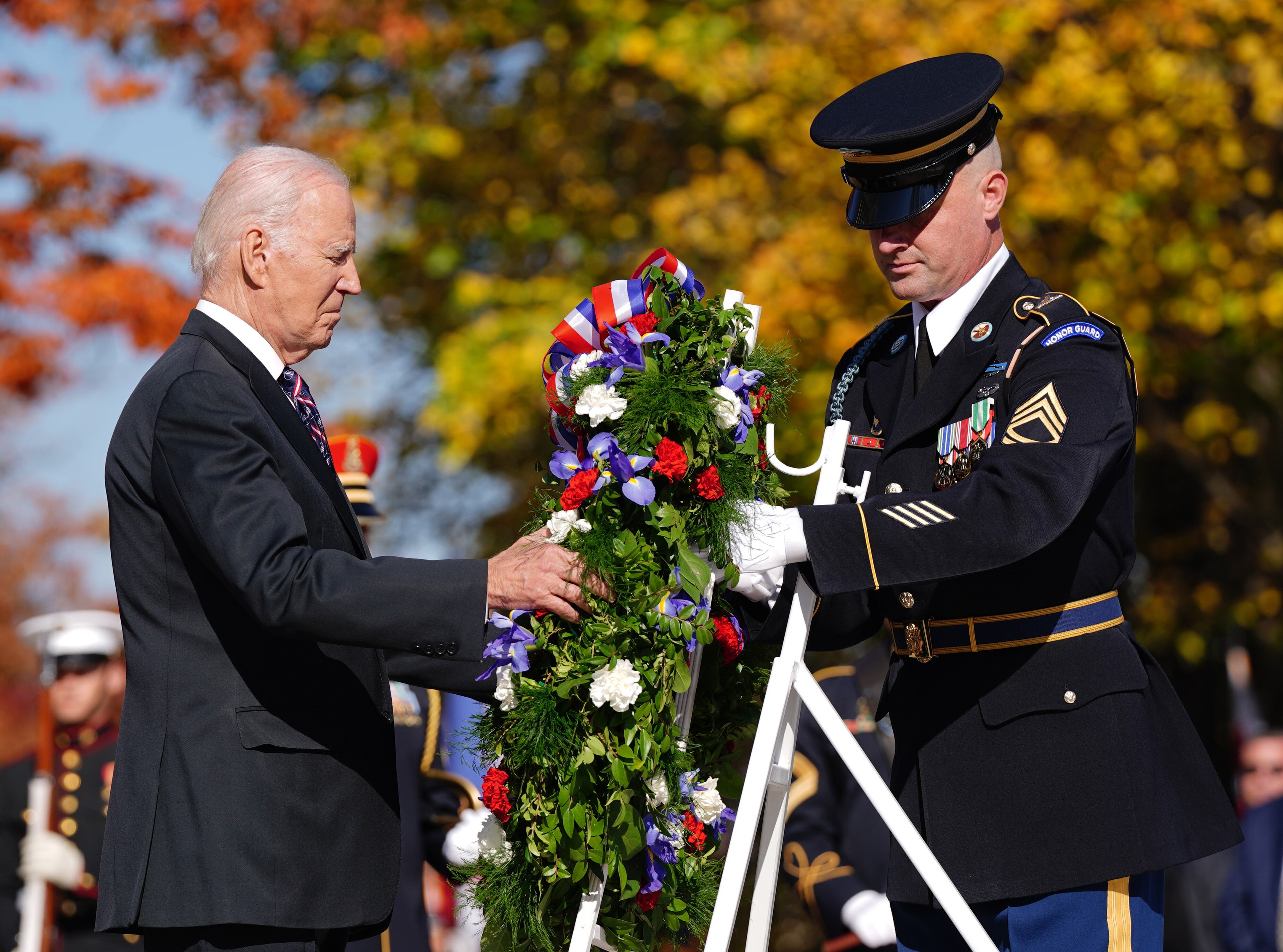 Arlington (United States), 11/11/2023.- US President Joe Biden (L) lays a wreath at the Tomb of the Unknown Soldier as part of a National Veterans Day Observance at Arlington National Cemetery in Arlington, Virginia, USA, 11 November 2023. EFE/EPA/BONNIE CASH / POOL