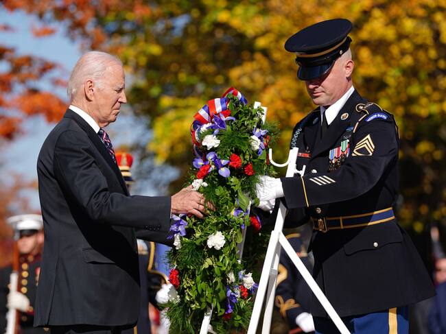 Arlington (United States), 11/11/2023.- US President Joe Biden (L) lays a wreath at the Tomb of the Unknown Soldier as part of a National Veterans Day Observance at Arlington National Cemetery in Arlington, Virginia, USA, 11 November 2023. EFE/EPA/BONNIE CASH / POOL