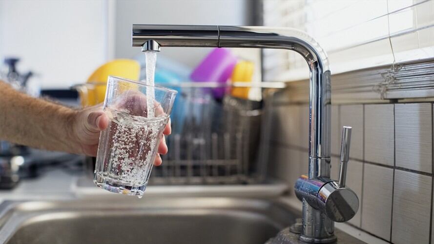 Imagen de referencia de consumo de agua. Foto: Getty Images / Thanasis Zovoilis