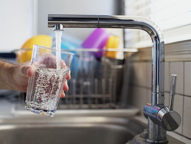 Imagen de referencia de consumo de agua. Foto: Getty Images / Thanasis Zovoilis