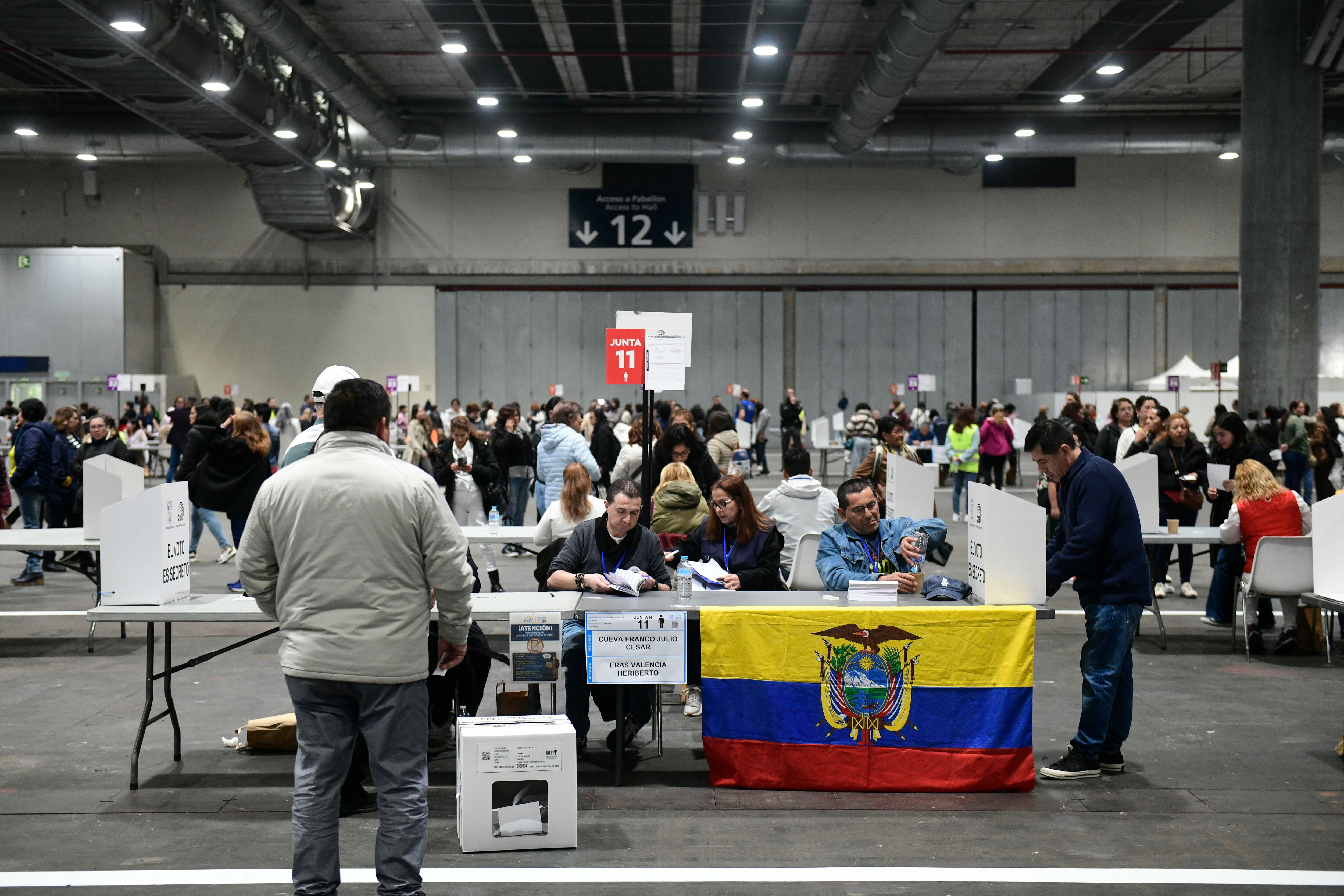 Miles de ecuatorianos acuden este domingo al centros de votación en Madrid, ubicado en el recinto ferial de IFEMA, para una segunda vuelta electoral. Foto: EFE.