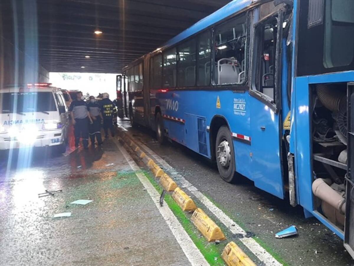 Choque entre dos buses del MÍO y un particular deja al menos diez personas lesionadas