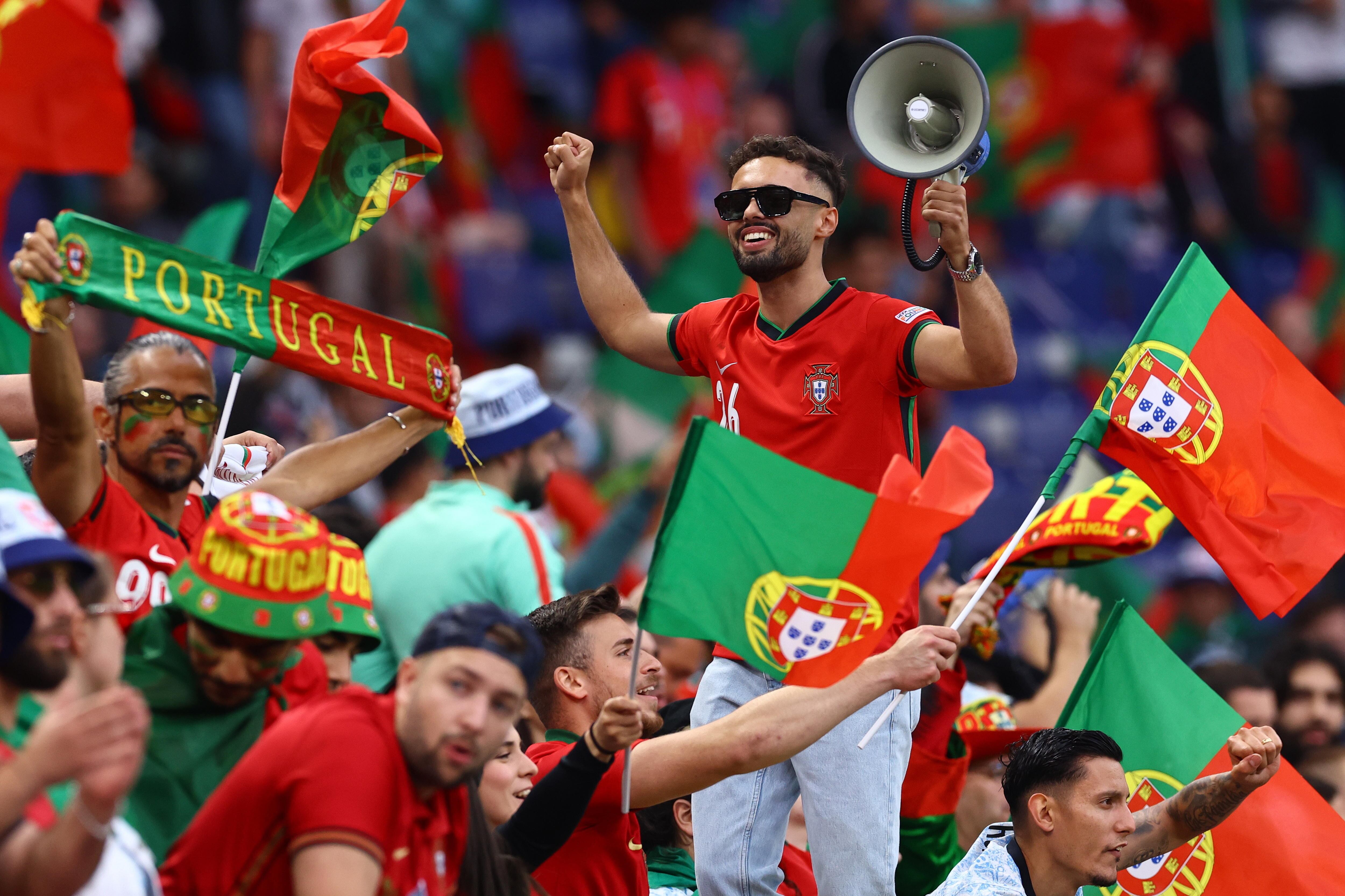 Hamburg (Germany), 05/07/2024.- Supporters of Portugal cheer before the UEFA EURO 2024 quarter-finals soccer match between France and Portugal, in Hamburg, Germany, 05 July 2024. (Francia, Alemania, Hamburgo) EFE/EPA/FILIP SINGER