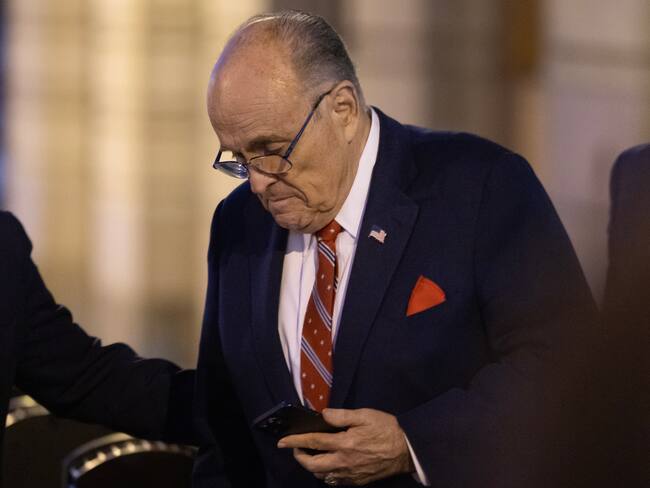 Washington (United States), 14/12/2023.- Rudy Giuliani, former New York City mayor and former attorney for former president Trump, departs the US District Court at the end of the day during his ongoing defamation case brought by two Fulton County election workers in Washington, DC, USA, 14 December 2023. Two Atlanta workers Ruby Freeman and Shane Moss successfully sued Giuliani for defamation after they were harassed following Giuliani&#039;s false election claims. The DC jury will now determine how much Giuliani will have to pay them. (Nueva York) EFE/EPA/MICHAEL REYNOLDS
