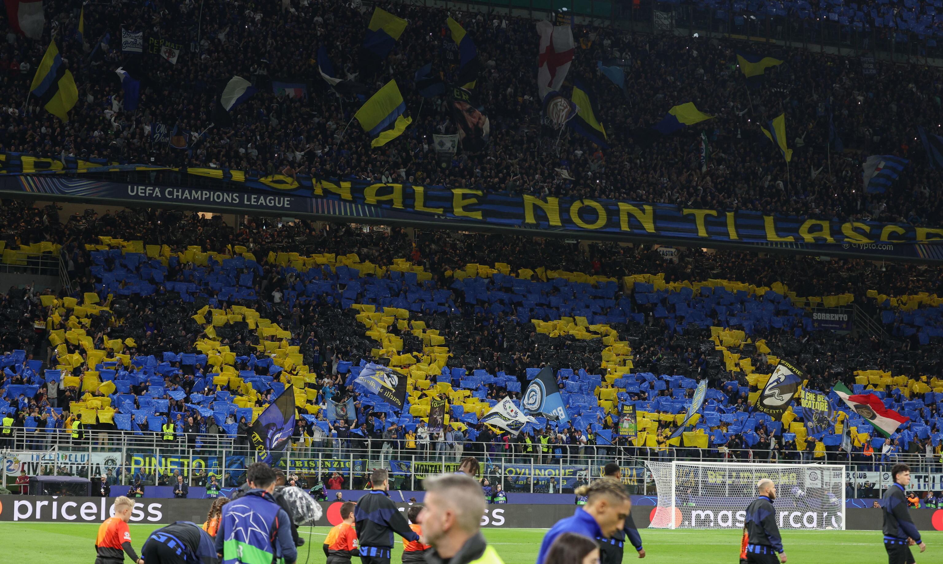 Fans de Inter de Milán durante el partido de vuelta de semifinlaes ante el FC Barcelona. FOTO: EFE/EPA/ROBERTO BREGANI