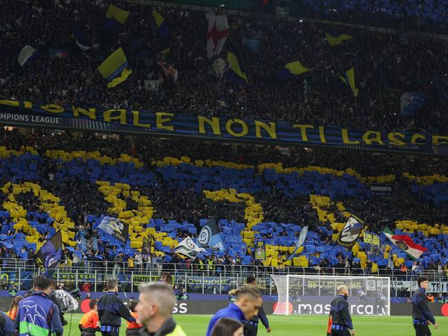 Fans de Inter de Milán durante el partido de vuelta de semifinlaes ante el FC Barcelona. FOTO: EFE/EPA/ROBERTO BREGANI