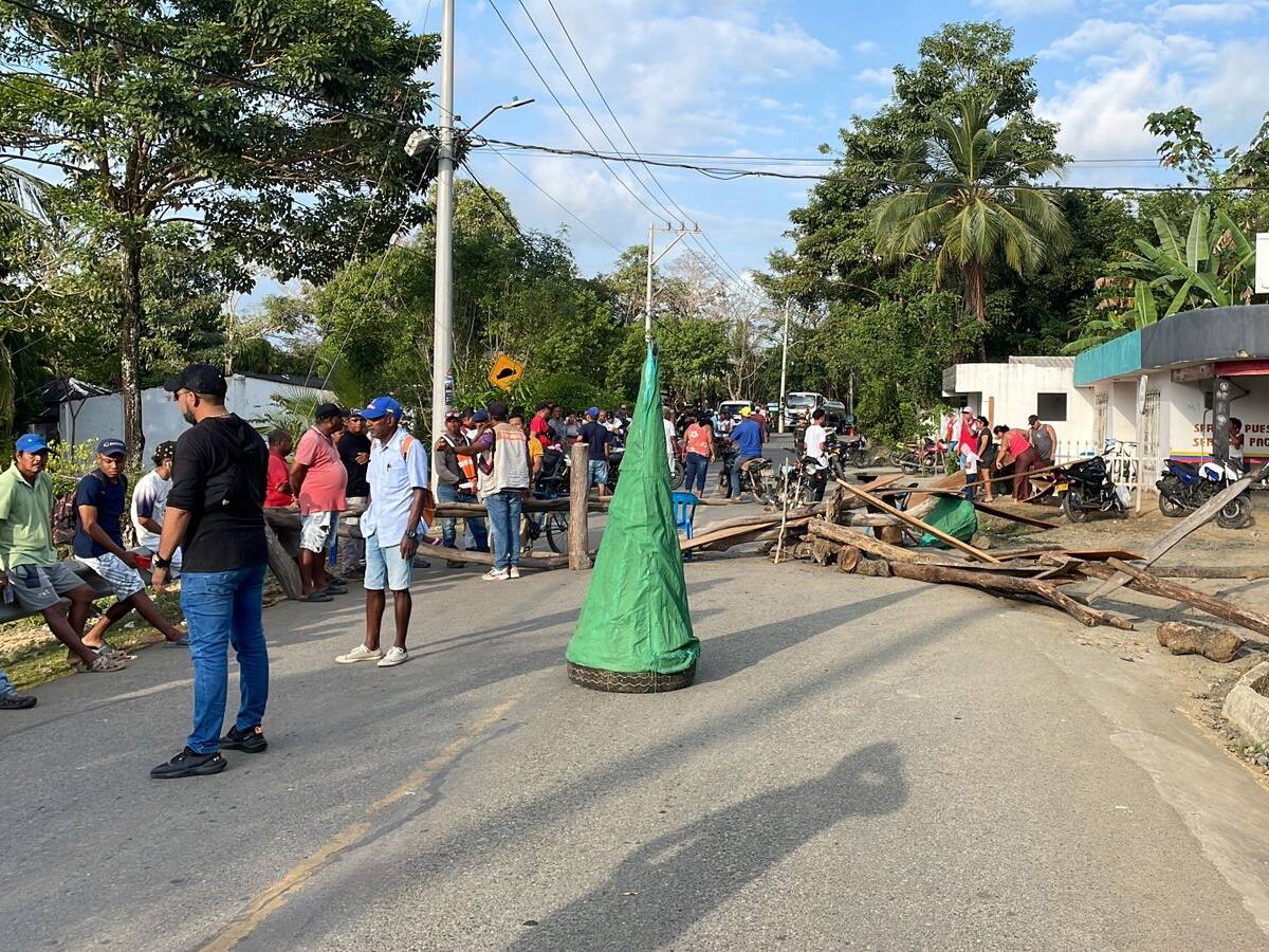 Bloquearon entrada turística del municipio de Puerto Escondido por falta de agua potable